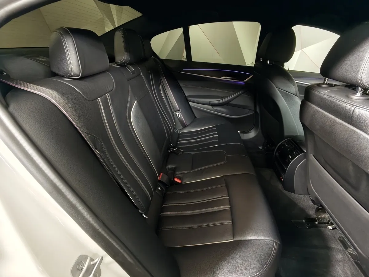 BMW 5 серия 530d xDrive Steptronic (249 л.с.) Base (Локальная сборка) Белый в АВИЛОН. Слайд №14