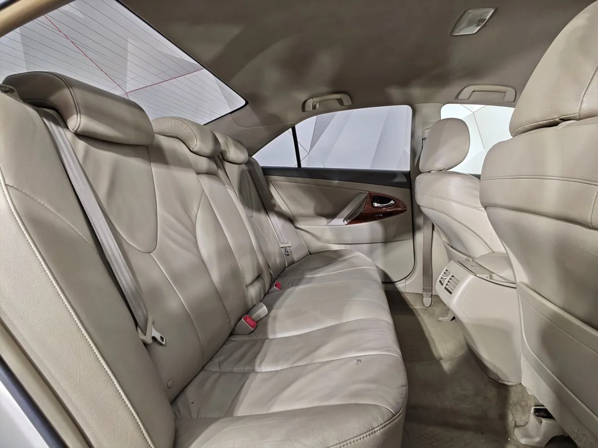 Toyota Camry 2.4 VVT-i AT (167 л.с.) Белый в АВИЛОН. Слайд №15