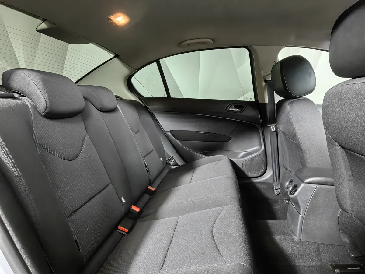 Peugeot 408 1.6 HDI MT (112 л.с.) Серебристый в АВИЛОН. Слайд №15