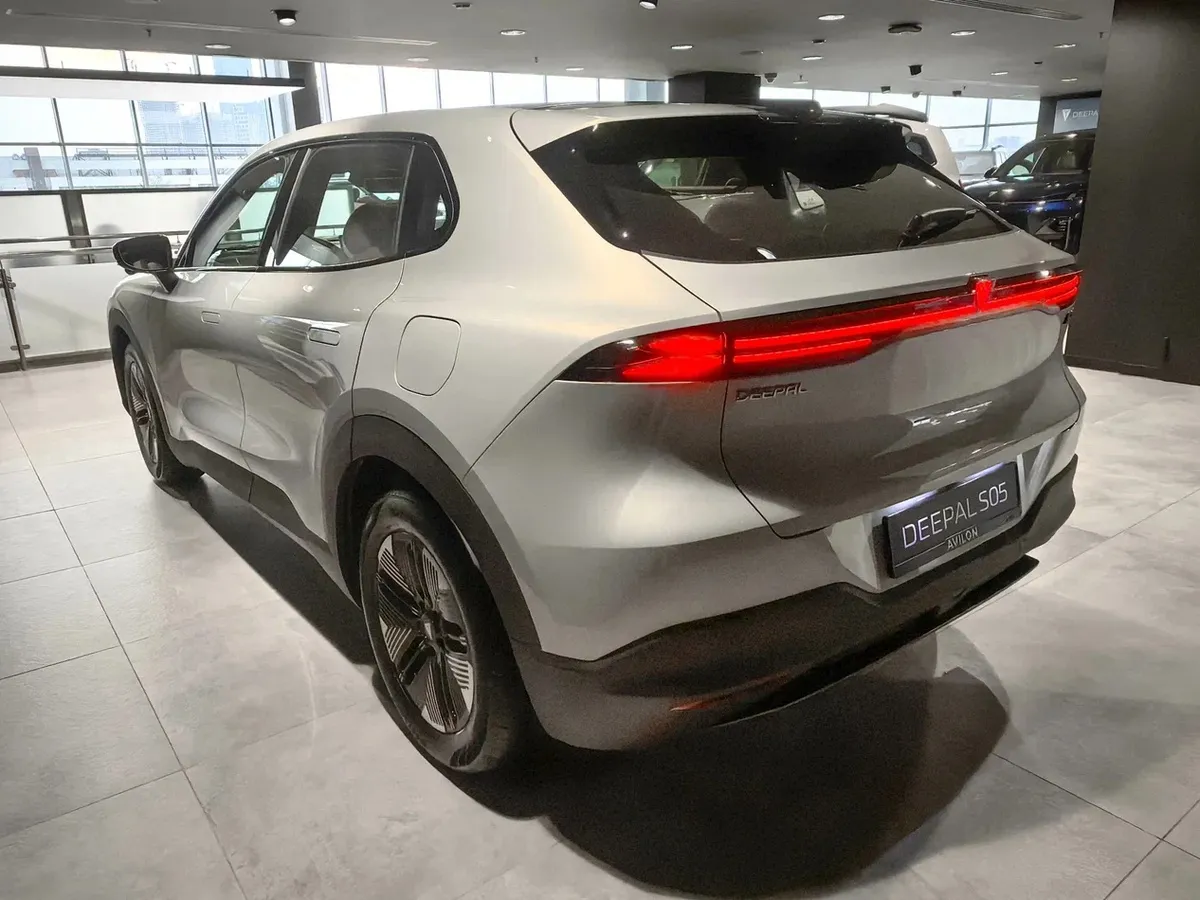 Deepal S05 AT 2WD (272 л.с.) Люкс Серебристый в АВИЛОН. Слайд №3
