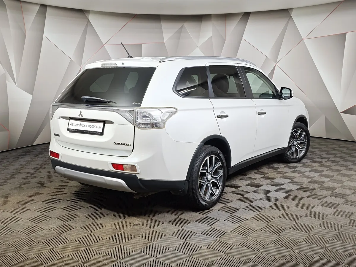 Mitsubishi Outlander 2.4 MIVEC CVT 4WD (167 л.с.) Ultimate Plus Белый в АВИЛОН. Слайд №2