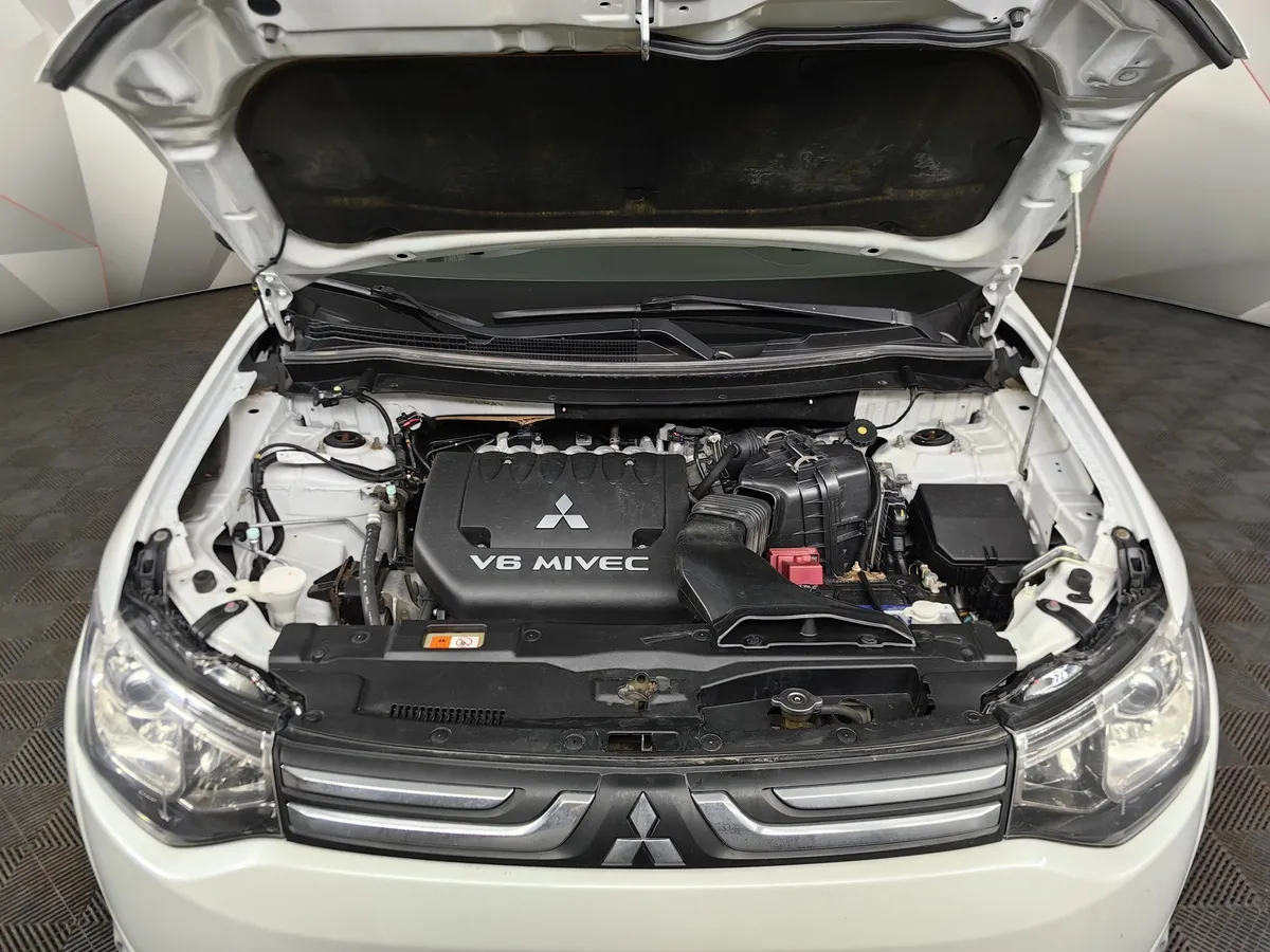 Mitsubishi Outlander 3.0 AT 4WD (230 л.с.) Белый в АВИЛОН. Слайд №11