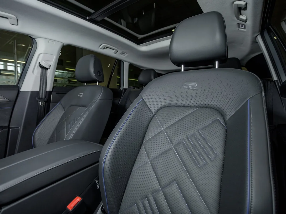 Volkswagen Tavendor 2.0 DSG 4WD (272 л.с.) Р-Лайн Тоуринг Черный в АВИЛОН. Слайд №10