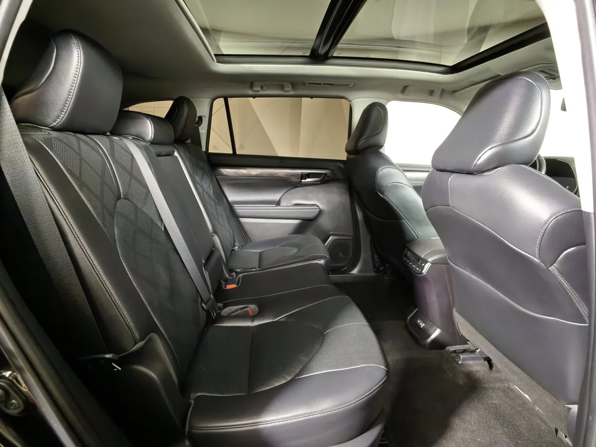 Toyota Highlander 2.4T AT 4WD (269 л.с.) Черный в АВИЛОН. Слайд №15