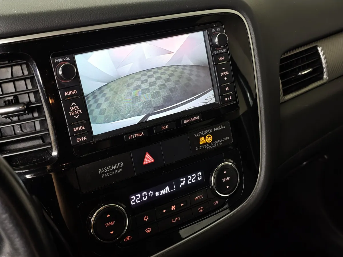 Mitsubishi Outlander 2.4 MIVEC CVT 4WD (167 л.с.) Ultimate Plus Белый в АВИЛОН. Слайд №22