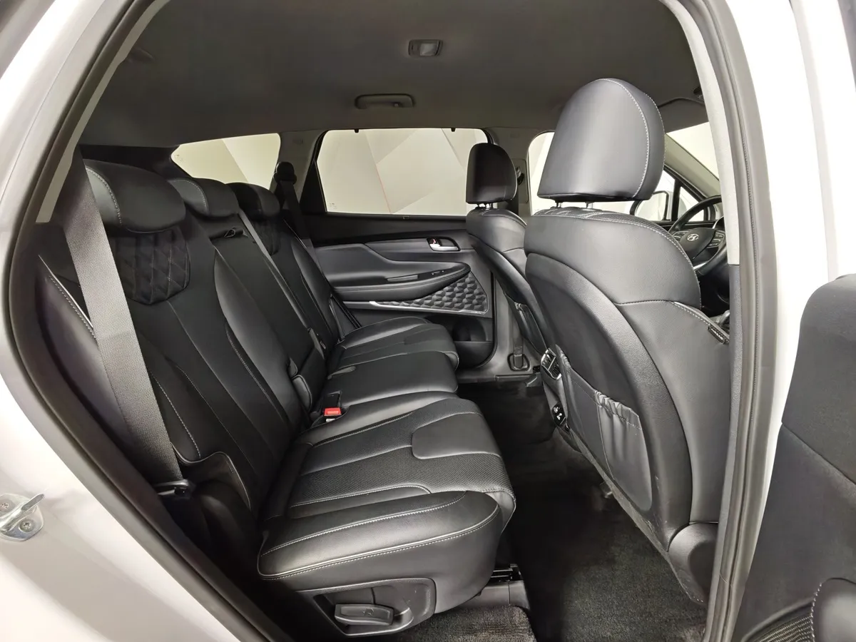 Hyundai Santa Fe 2.2 CRDi AWD 8AT (200 л.с.) High-Tech Белый в АВИЛОН. Слайд №16