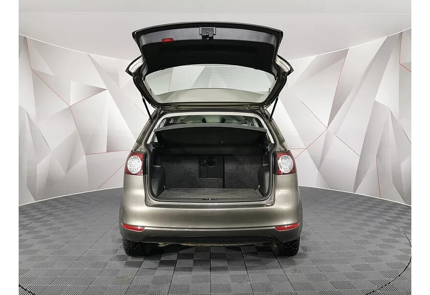 Volkswagen Golf 1.6 MT (102 л.с.) Trendline Коричневый в АВИЛОН. Слайд №10