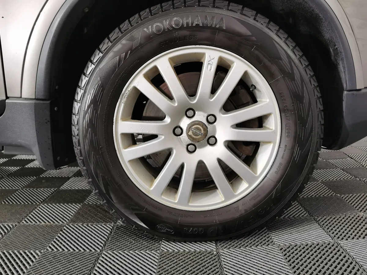 Volvo XC90 2.5 T5 Geartronic AWD (5 мест) (210 л.с.) Коричневый в АВИЛОН. Слайд №9