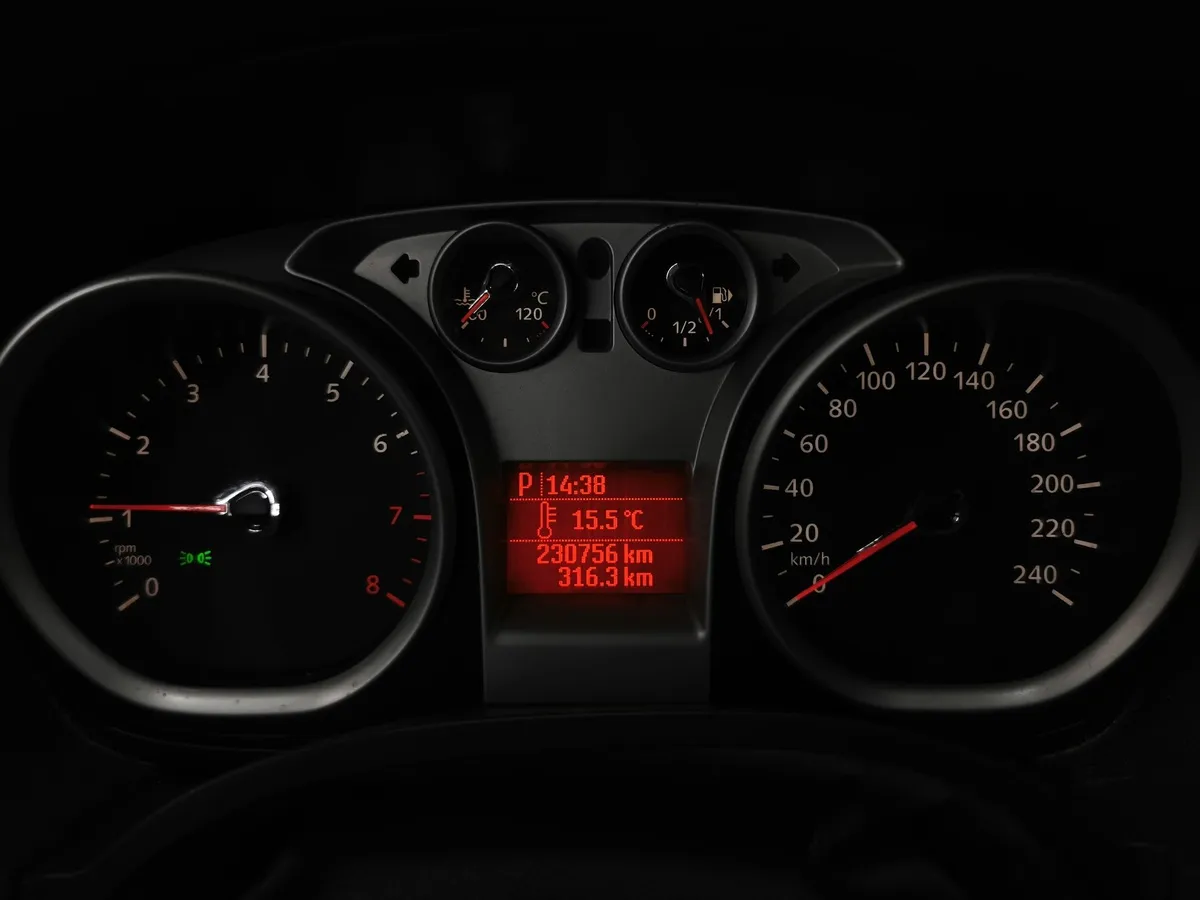 Ford Focus 2.0 AT (145 л.с.) Ghia Черный в АВИЛОН. Слайд №17
