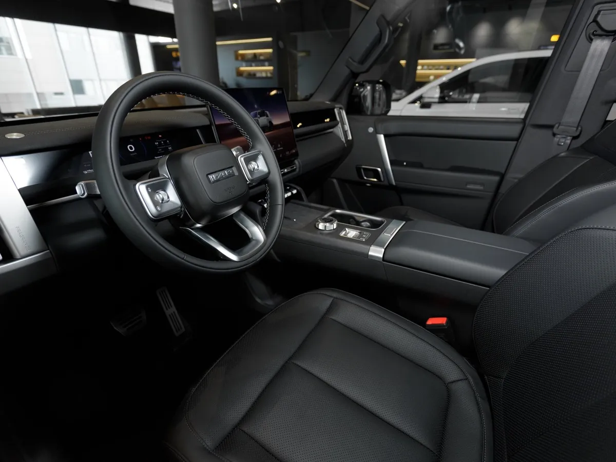 ESTEO V27 1.5h REEV AT 4WD (456 л.с.) Премиум Черный в АВИЛОН. Слайд №7