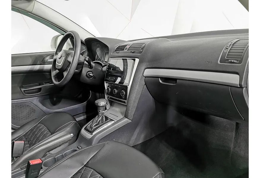 Skoda Octavia 1.6 MPI AT (102 л.с.) Белый в АВИЛОН. Слайд №13