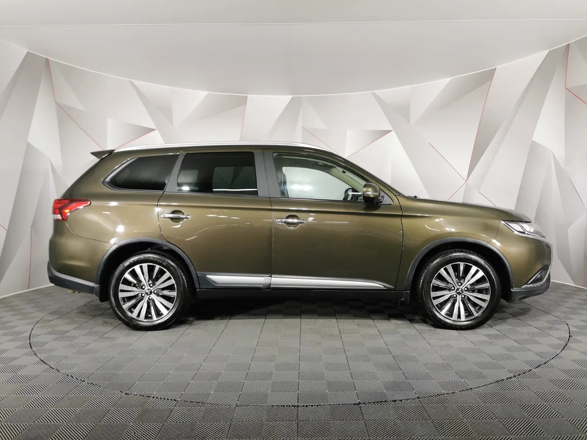 Mitsubishi Outlander 2.4 MIVEC CVT 4WD 7 мест (167 л.с.) Ultimate Коричневый в АВИЛОН. Слайд №6