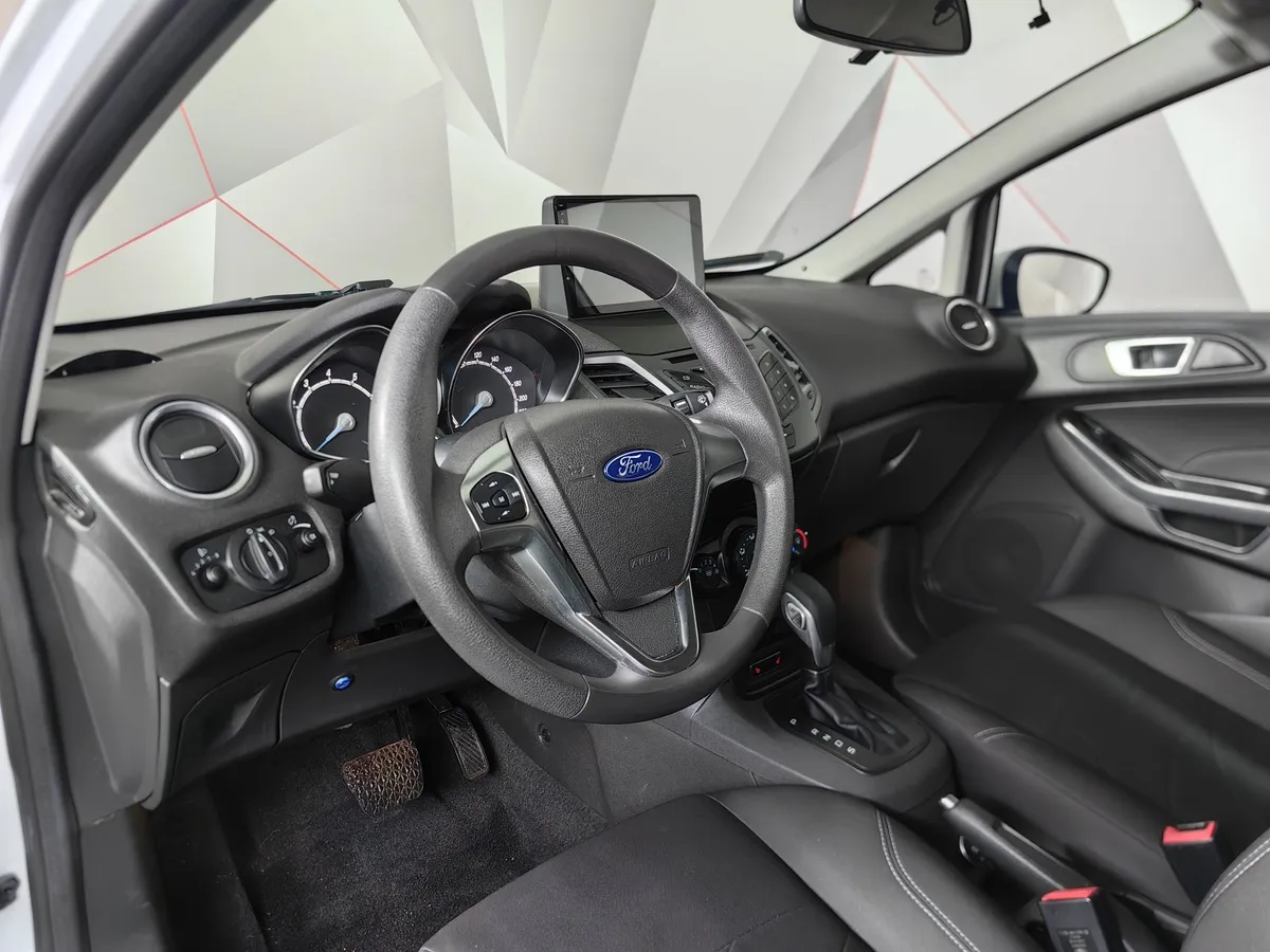 Ford Fiesta 1.4 MT (80 л.с.) Ghia Белый в АВИЛОН. Слайд №19
