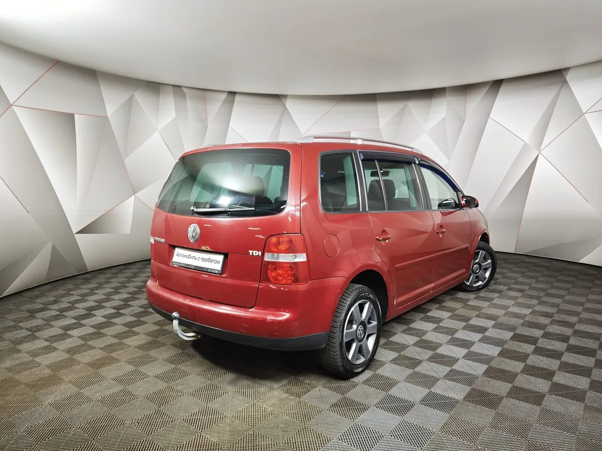 Volkswagen Touran 1.9 TDI AT (100 л.с.) Conceptline Красный в АВИЛОН. Слайд №2