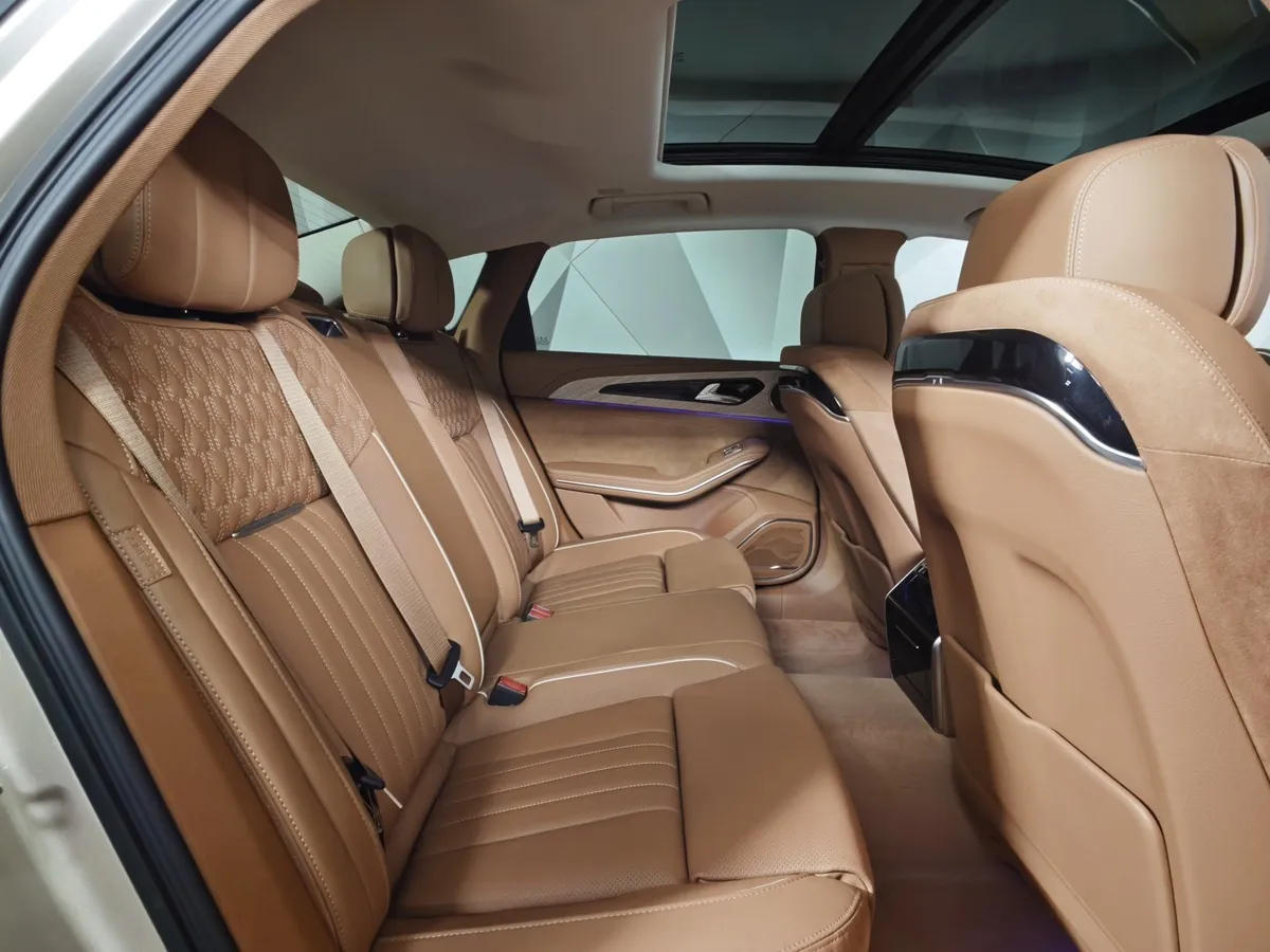Hongqi H9 2.0T AT (245 л.с.) Делюкс Коричневый в АВИЛОН. Слайд №15 Hongqi H9 2.0T AT (245 л.с.) Делюкс Коричневый в АВИЛОН. Слайд №15