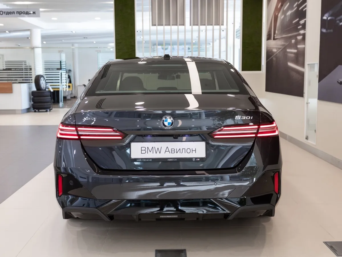 BMW 5 серия 530i xDrive AT (252 л.с.) Черный в АВИЛОН. Слайд №5 BMW 5 серия 530i xDrive AT (252 л.с.) Черный в АВИЛОН. Слайд №5
