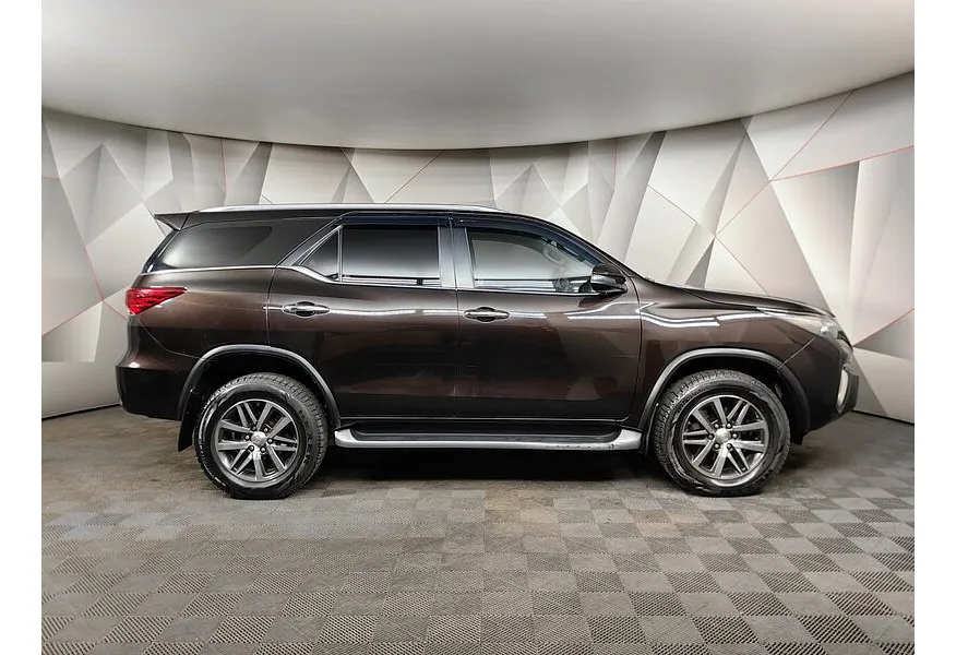 Toyota Fortuner 2.8 TD AT 4WD (177 л.с.) Комфорт Коричневый в АВИЛОН. Слайд №6