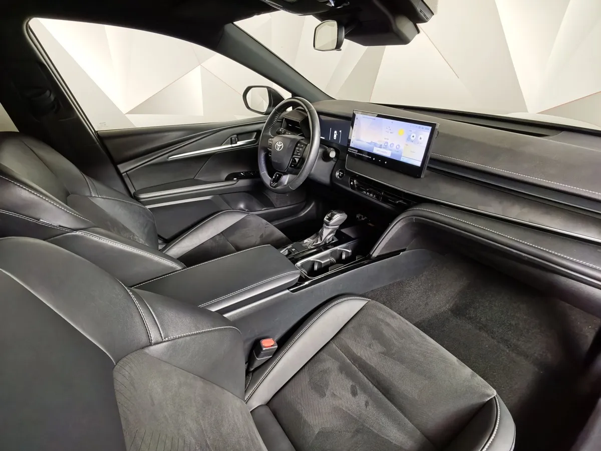Toyota Camry 2.0h CVT (197 л.с.) Sport Plus Черный в АВИЛОН. Слайд №13