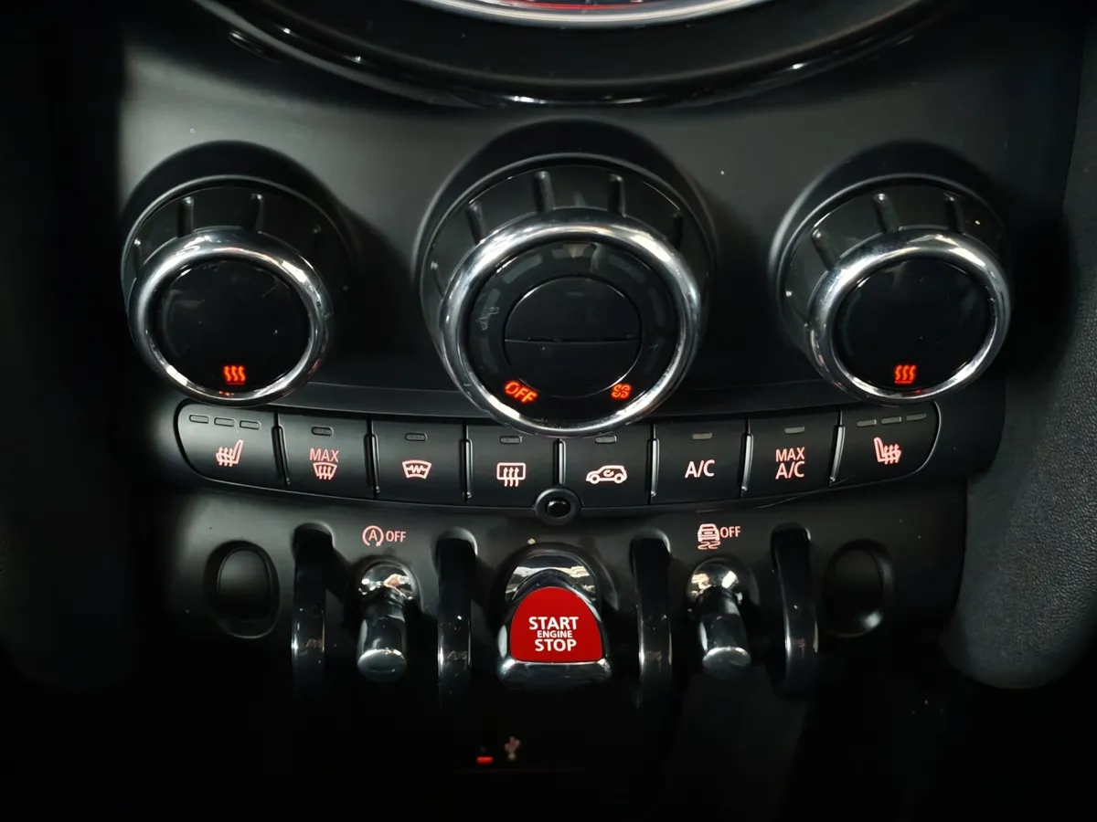 Mini 5 дверей Cooper 1.5 AMT (136 л.с.) Оранжевый в АВИЛОН. Слайд №17