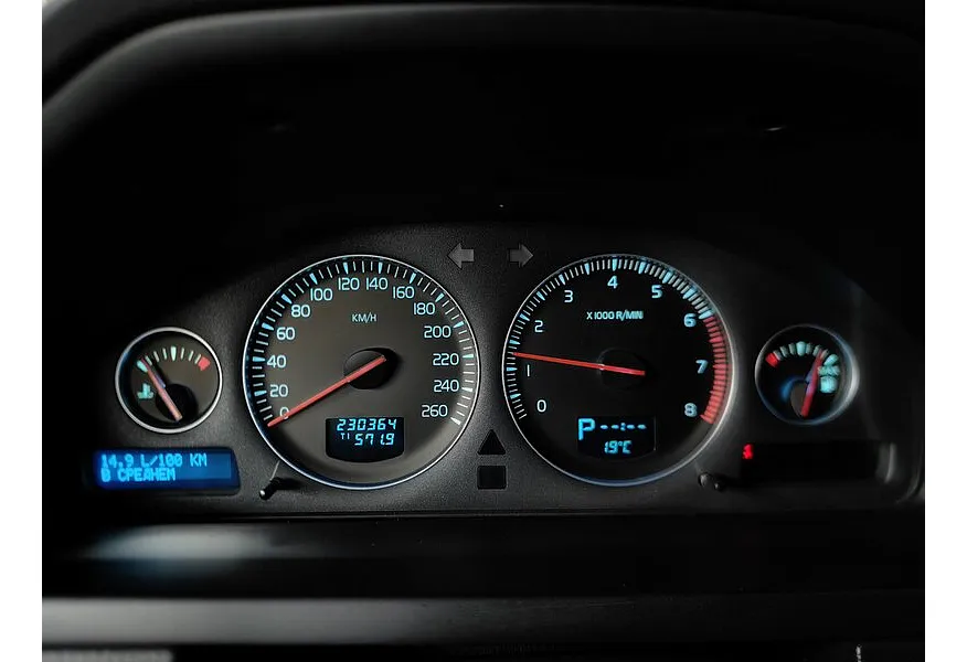 Volvo XC90 2.5 T5 Geartronic AWD (5 мест) (210 л.с.) Черный в АВИЛОН. Слайд №17