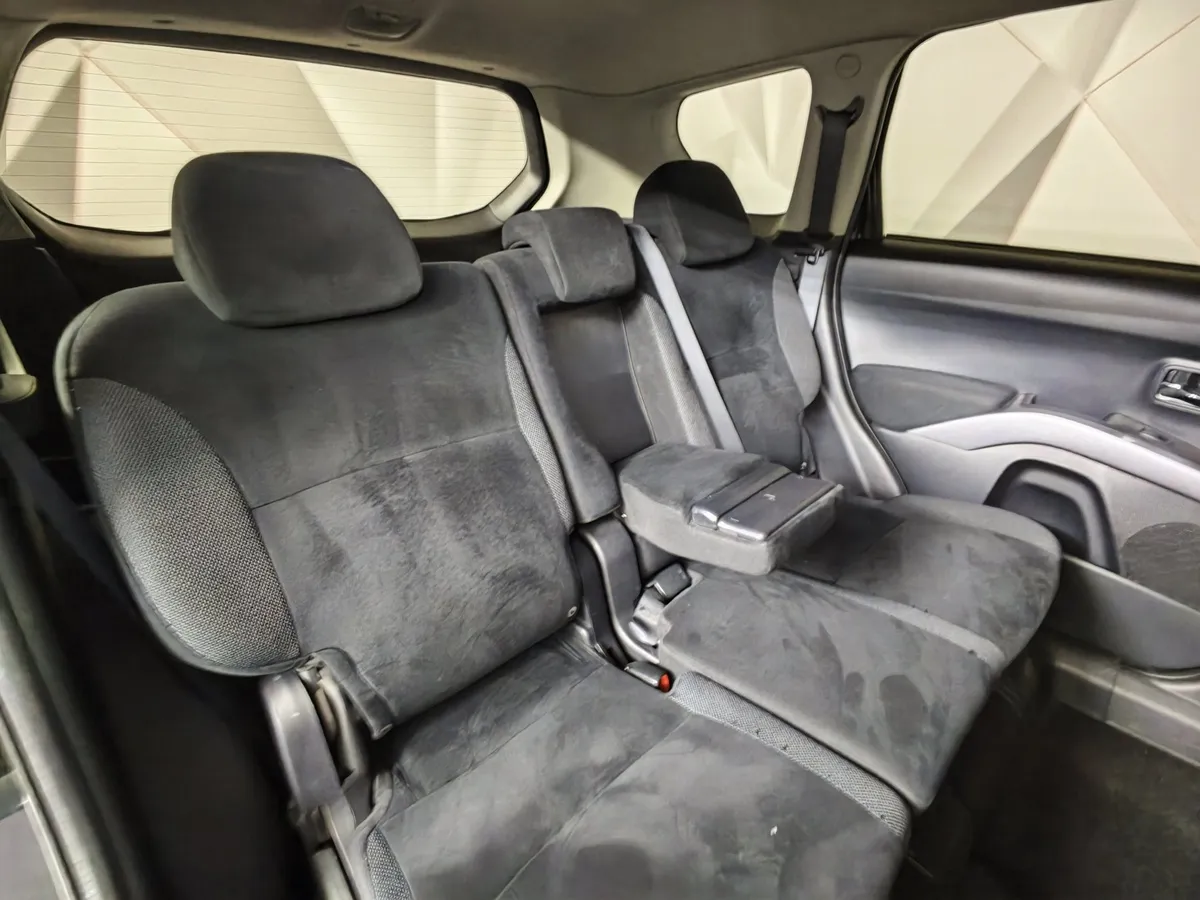 Mitsubishi Outlander 3.0 AT 4WD (223 л.с.) Черный в АВИЛОН. Слайд №11