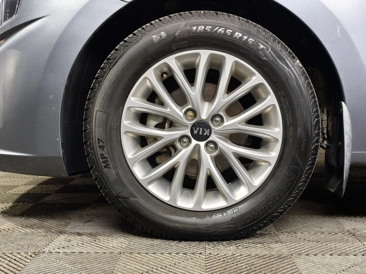 Kia Rio 1.6 AT (123 л.с.) Серый в АВИЛОН. Слайд №9