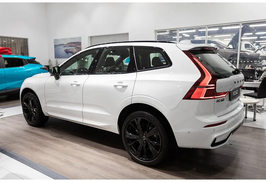 Volvo XC60 2.0 B5 8AT AWD (250 л.с.) Ultra Белый в АВИЛОН. Слайд №4
