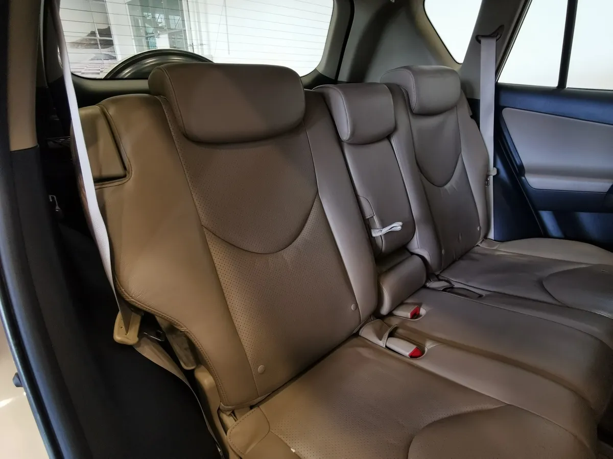 Toyota RAV4 2.0 CVT (148 л.с.) Стандарт Бежевый в АВИЛОН. Слайд №16