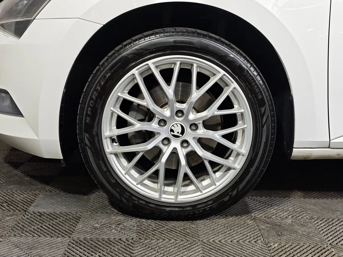 Skoda Superb 1.8 TSI DSG (180 л.с.) Белый в АВИЛОН. Слайд №9