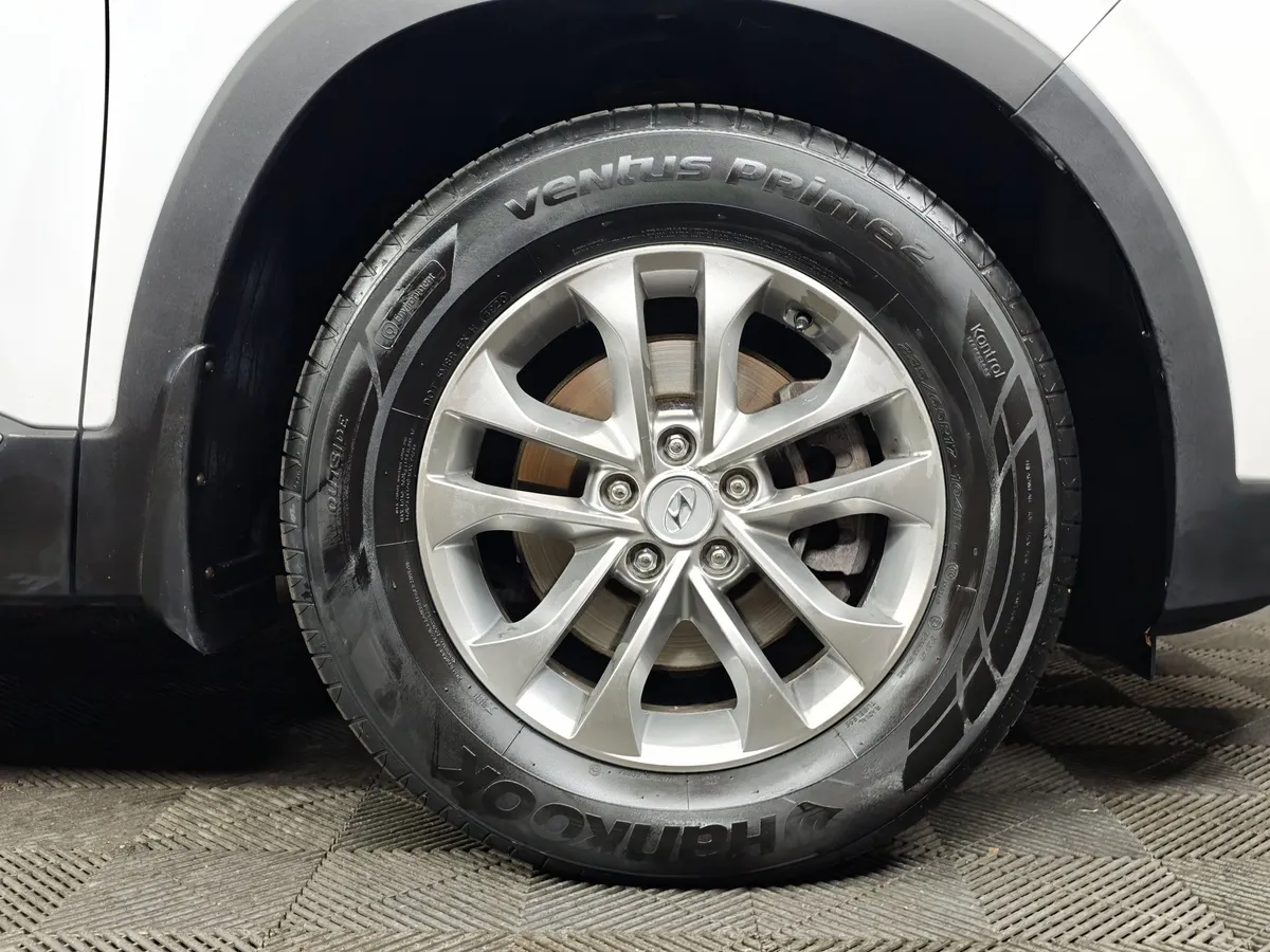 Hyundai Santa Fe 2.4 (188 л.с.) - 6AT Lifestyle + Smart Sense Белый в АВИЛОН. Слайд №9
