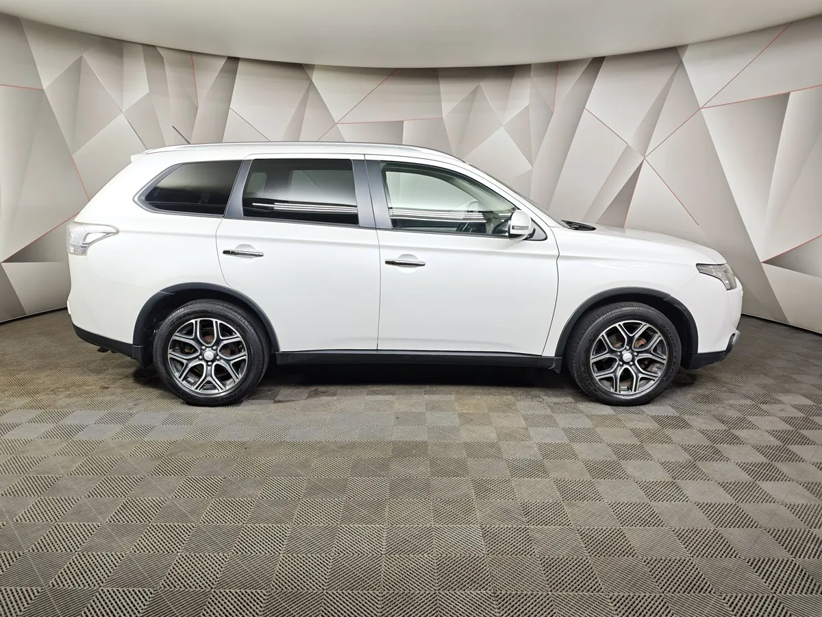 Mitsubishi Outlander 2.4 MIVEC CVT 4WD (167 л.с.) Ultimate Plus Белый в АВИЛОН. Слайд №6