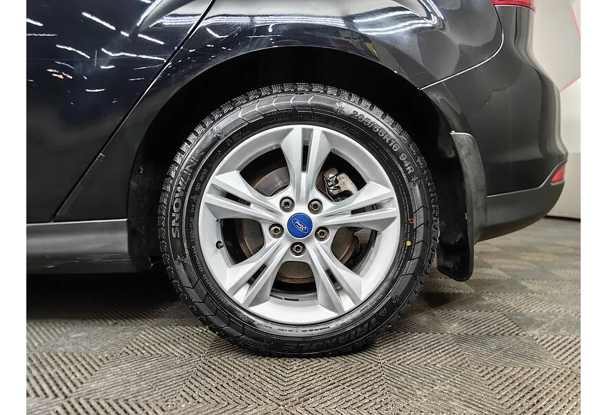 Ford Focus 1.6 Ti-VCT PowerShift (105 л.с.) SPECIAL EDITION Черный в АВИЛОН. Слайд №9