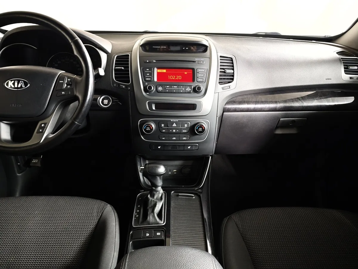 Kia Sorento 2.4 AT 4WD (175 л.с.) Luxe Черный в АВИЛОН. Слайд №14