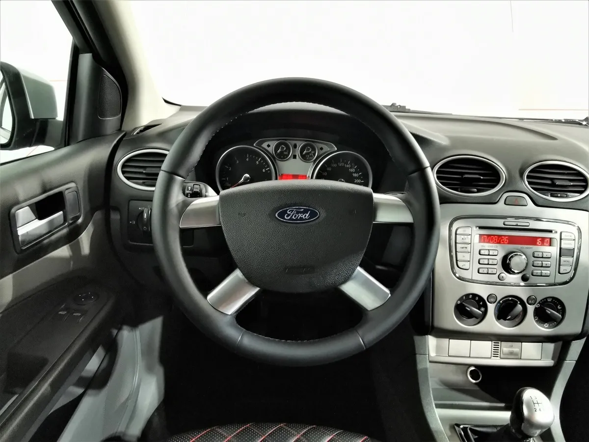 Ford Focus 1.6 MT (101 л.с.) Серебристый в АВИЛОН. Слайд №19