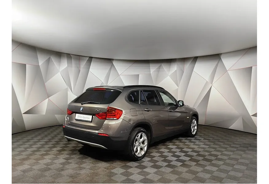 BMW X1 sDrive18i AT (150 л.с.) Коричневый в АВИЛОН. Слайд №2