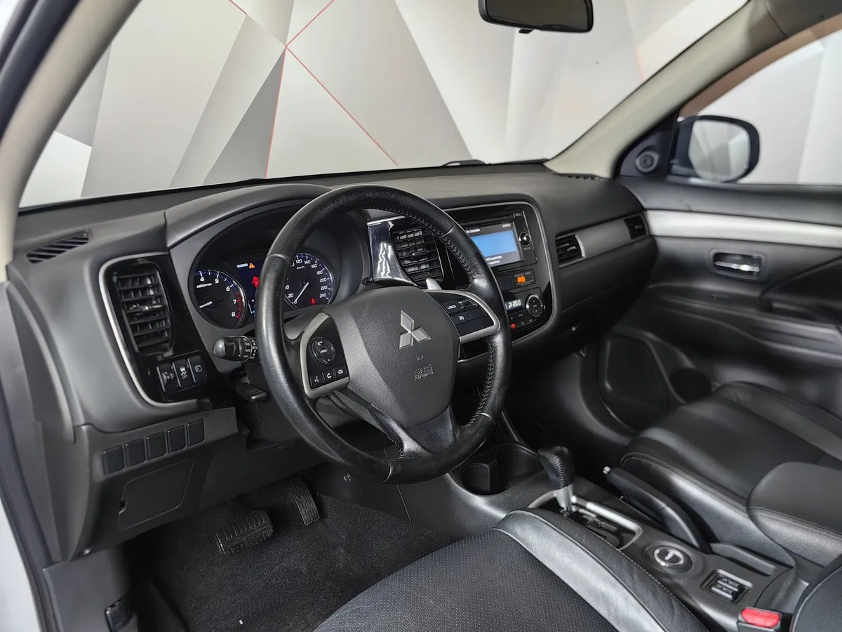 Mitsubishi Outlander 2.0 CVT 4WD (146 л.с.) Instyle E29 Белый в АВИЛОН. Слайд №19