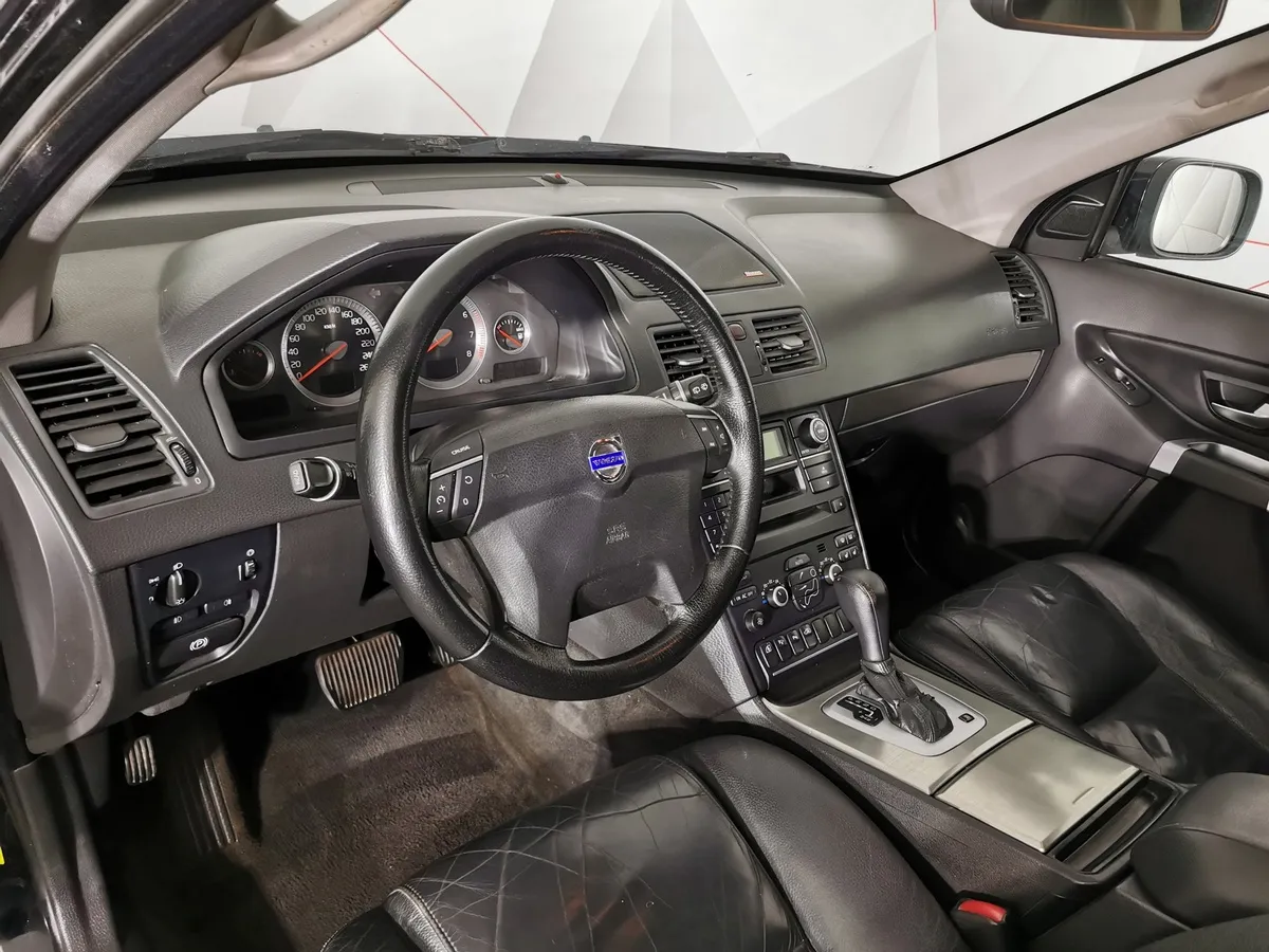 Volvo XC90 2.5 T5 Geartronic AWD (5 мест) (210 л.с.) Черный в АВИЛОН. Слайд №18