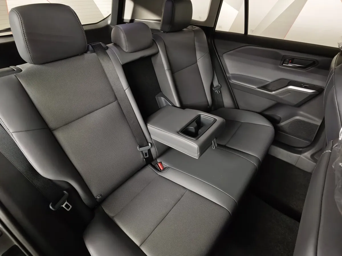Toyota RAV4 2.0 CVT 4WD (171 л.с.) Люкс Черный в АВИЛОН. Слайд №16