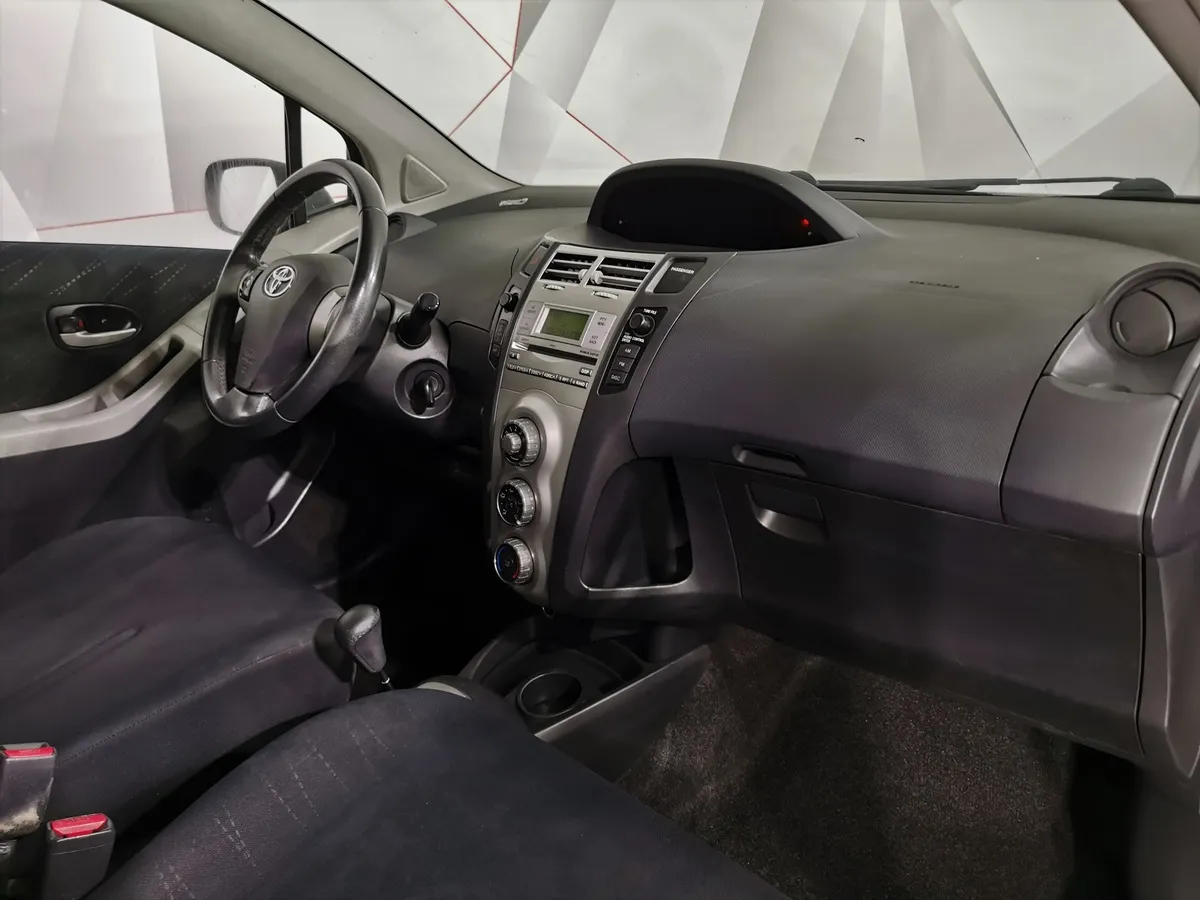 Toyota Yaris 1.3 MMT (87 л.с.) Серый в АВИЛОН. Слайд №12
