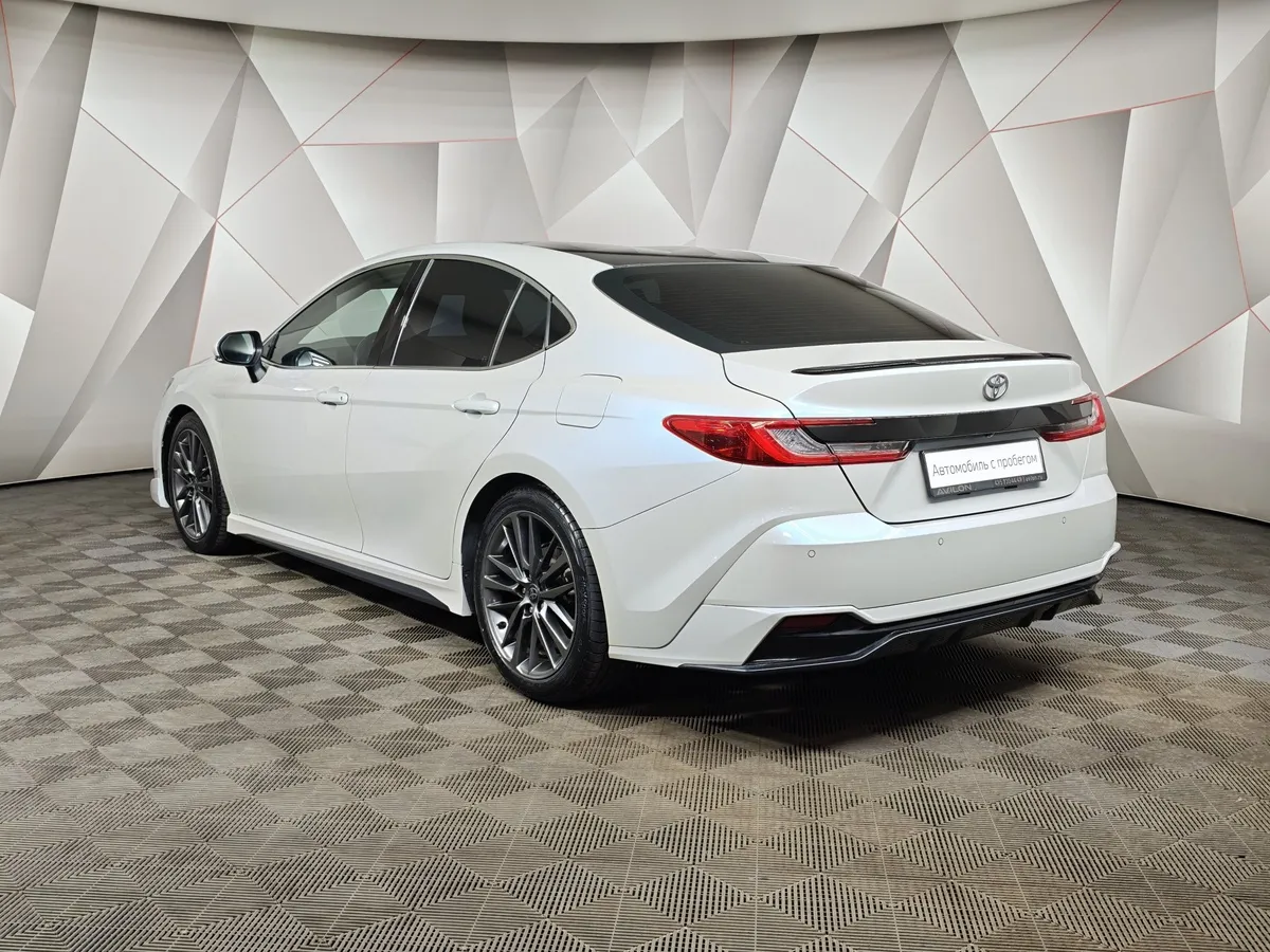Toyota Camry 2.0h CVT (197 л.с.) Sport Plus Белый в АВИЛОН. Слайд №4
