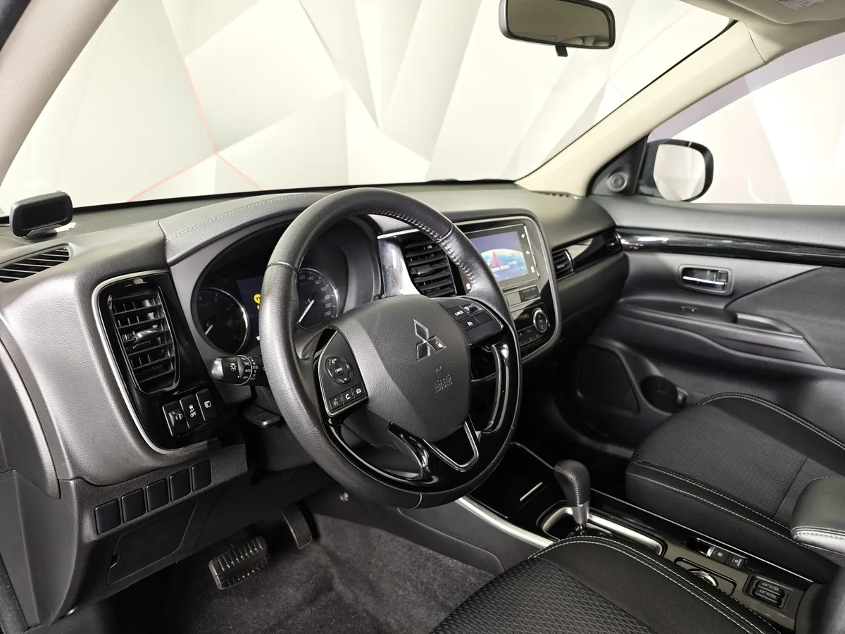 Mitsubishi Outlander 2.0 CVT 4WD (146 л.с.) Instyle E29 Белый в АВИЛОН. Слайд №19