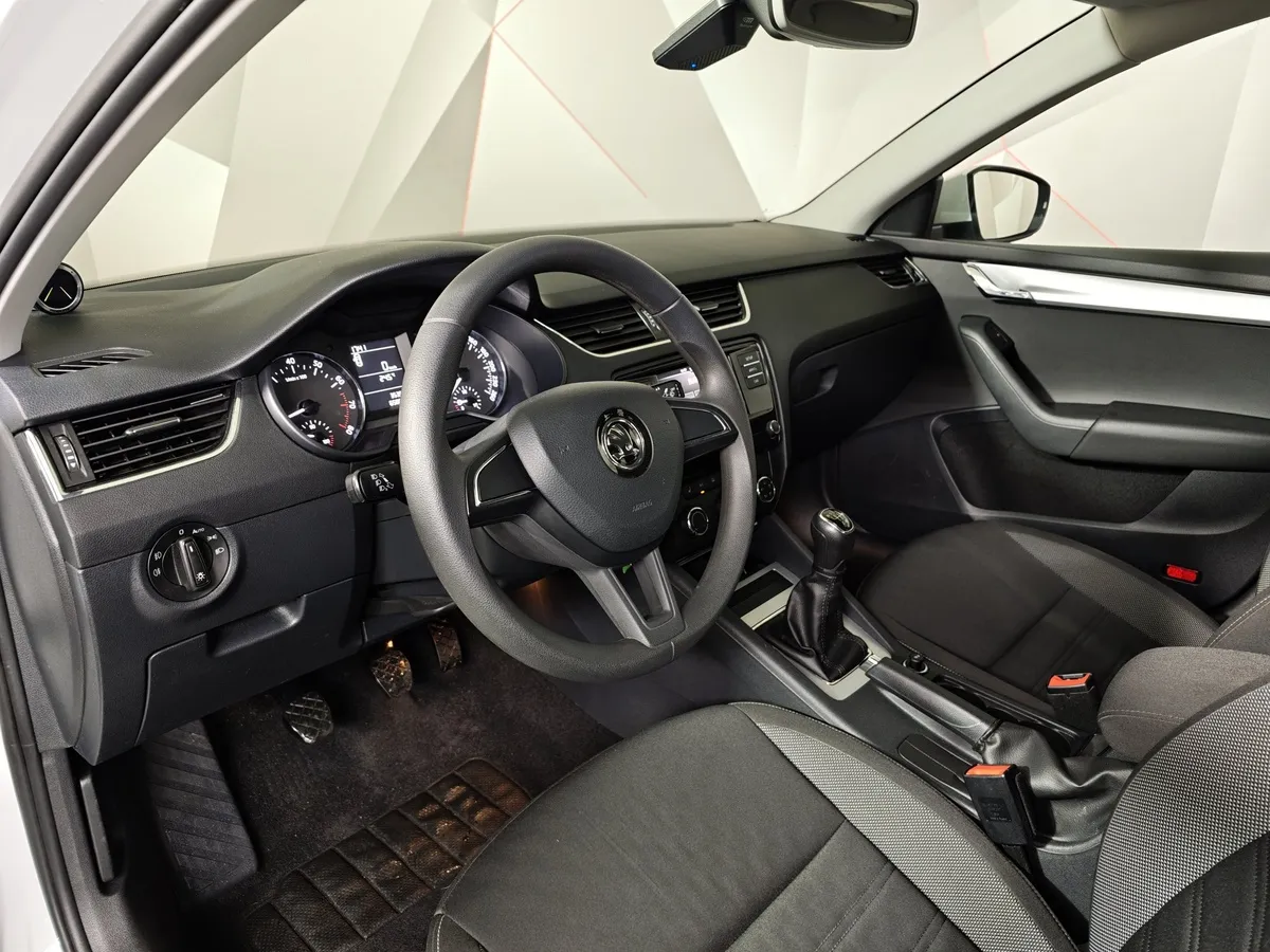 Skoda Octavia 1.6 MPI MT (110 л.с.) Белый в АВИЛОН. Слайд №19