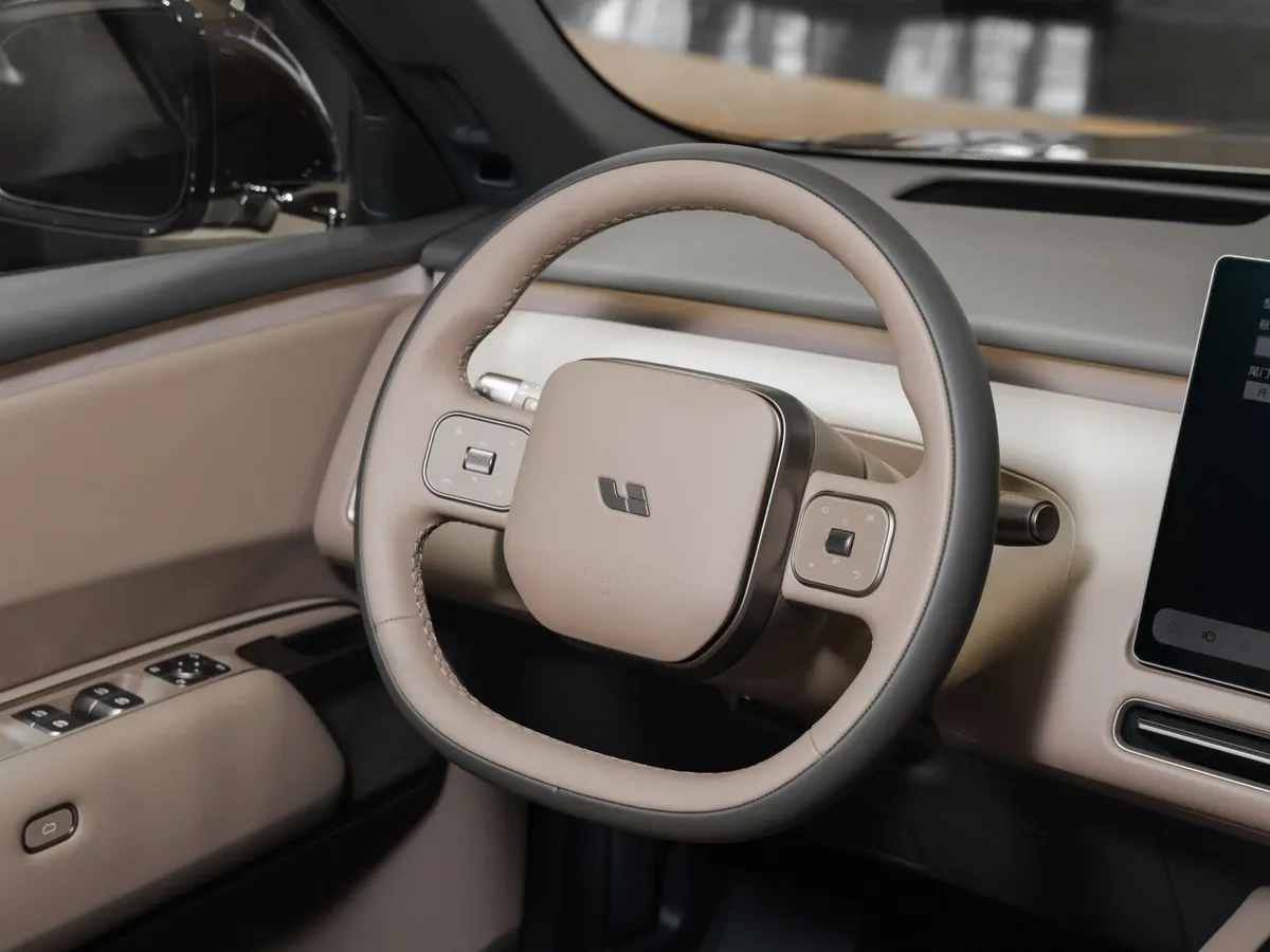 Li Auto L9 1.5h AT 4WD (571 л.с.) Ливис Серый в АВИЛОН. Слайд №3
