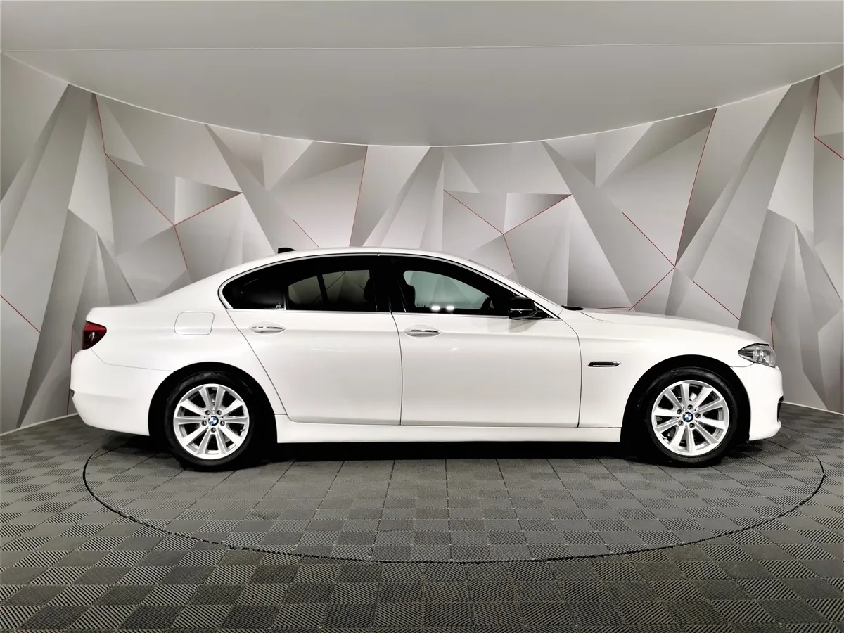 BMW 5 серия 528i xDrive AT (245 л.с.) Base Локальная сборка Белый в АВИЛОН. Слайд №6