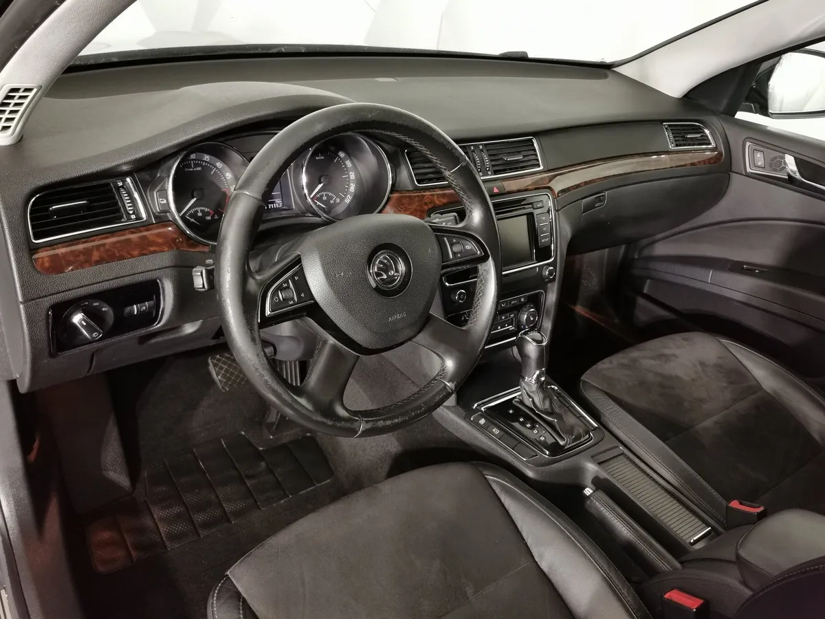 Skoda Superb 2.0 TDI DSG (140 л.с.) Черный в АВИЛОН. Слайд №17