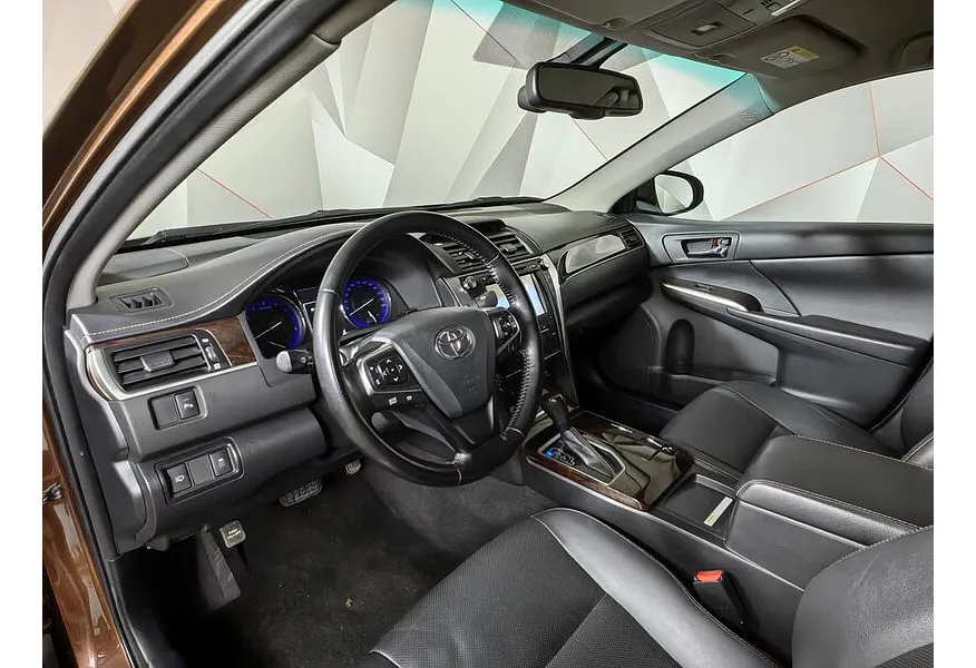 Toyota Camry 2.5 AT (181 л.с.) Коричневый в АВИЛОН. Слайд №19