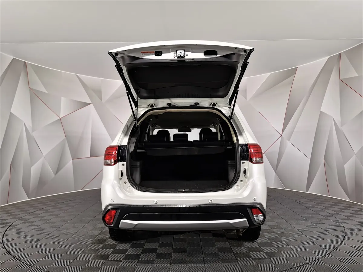 Mitsubishi Outlander 2.4 MIVEC CVT 4WD 7 мест (167 л.с.) Ultimate Белый в АВИЛОН. Слайд №10
