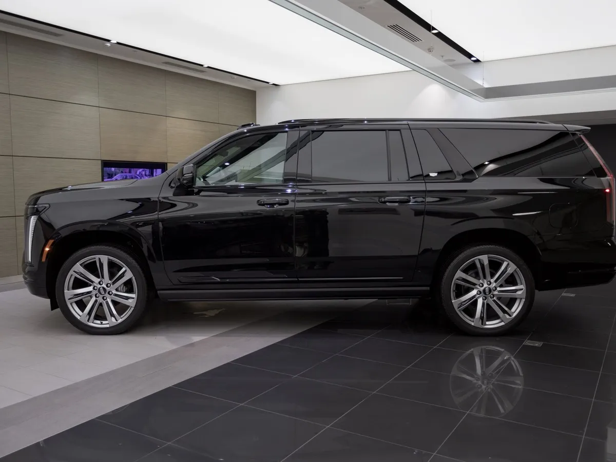 Cadillac Escalade 6.2 ESV AT AWD (420 л.с.) Sport Platinum Черный в АВИЛОН. Слайд №2