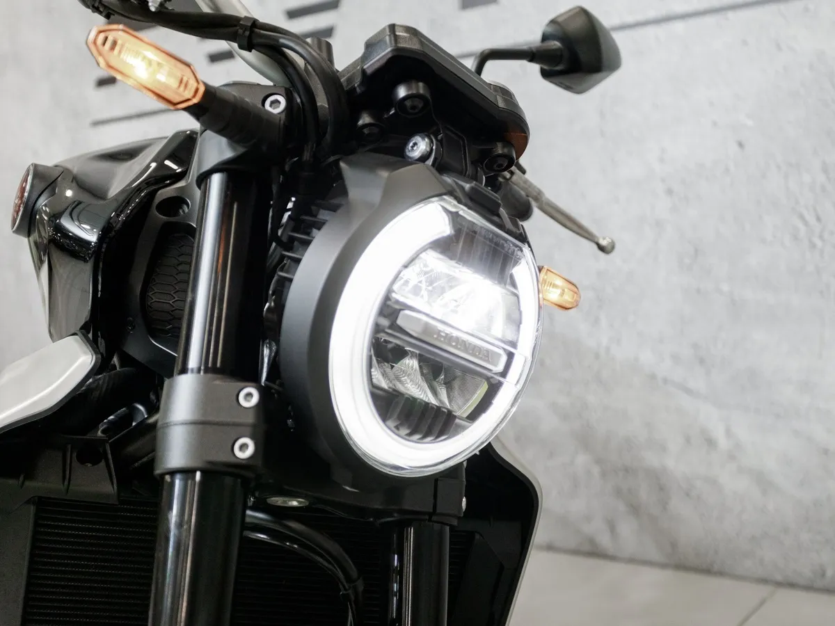 Honda CB1000 R 998 см³ (145 л.с.) 998 Черный в АВИЛОН. Слайд №8