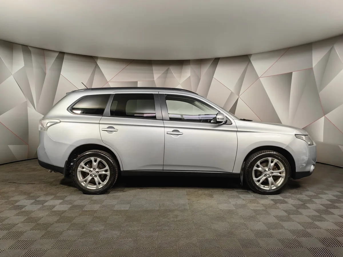 Mitsubishi Outlander 2.4 CVT 4WD (167 л.с.) Серебристый в АВИЛОН. Слайд №6